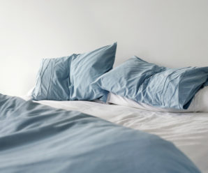 Чому важливо стежити за чистотою у ліжку, і як правильно це робити. Пояснюють експерти