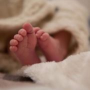 Щоб дитинка не змерзла: жінка 6 днів ховала новонароджену доньку в шафі