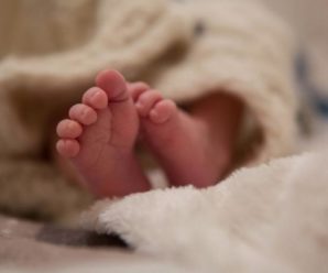 Щоб дитинка не змерзла: жінка 6 днів ховала новонароджену доньку в шафі
