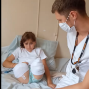 “9-річна Софійка втратила ніжки під поїздом, але вона дуже мріє ходити”: рідні просять про допомогу