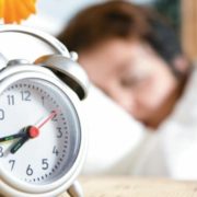 Спатимемо на годину довше: коли в Україні переводять годинники