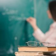 ″Будемо вважати, що наших дітей вчать двірники″: МОН назвало зарплату викладачів у 2021