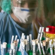 Коронавірус в Україні: за добу встановлено два антирекорди