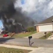 Військовий літак впав на будинок у житловому районі: є загиблі, вся округа в диму