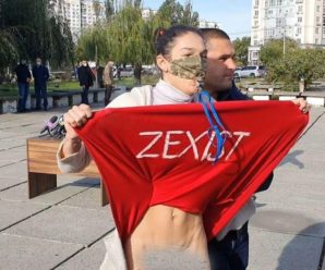 Зеленського на виборчій дільниці атакувала напівоголена активістка Femen (відео)