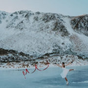 Мешканка Прикарпаття на ковзанах станцювала на найвисокогірнішому озері України (ФОТО)