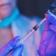 Вакцина від коронавіруса з’явиться в Україні не раніше травня