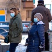 В Україні по-новому будуть штрафувати за неправильне носіння маски