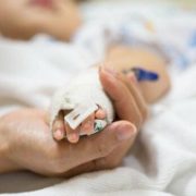 У Львові лікарі врятували трирічну дівчинку, яка місяць була в комі з важким ускладенням від COVID-19
