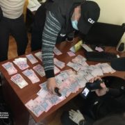 СБУ затримала на хабарі менеджерку Івано-Франківської філії відомої телекомпанії