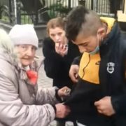 В Франківську підлітки серед білого дня пограбували бабусю (відео)