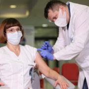 В Польщі розпочали вакцинацію проти коронавірусу