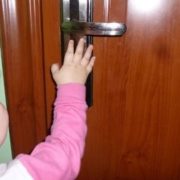 У Франківську відчиняли двері квартири, в якій перебувала дитина