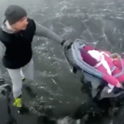 “Батьки року”: молода пара провезла візок з дитиною по тонкому льоду, відео