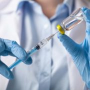 Українців, які перебувають у Польщі, планують безкоштовно вакцинувати від коронавірусу