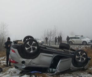 ДТП на Прикарпатті: легковик злетів з дороги та перекинувся (ФОТО)