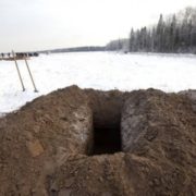 49-річний чоловік помер у власноруч викопаній могилі
