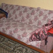 Дворічну дитину на смерть затисло диваном. ФОТО