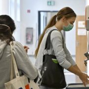 В Австрії планують пропонувати учням шкіл щотижня проходити тест на коронавірус