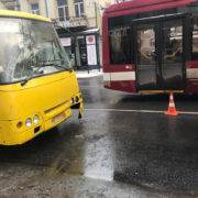 У центрі Франківська зіткнулись два автобуси: травмовані пасажири (ФОТО)