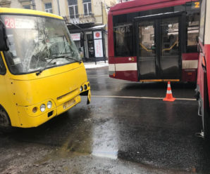 У центрі Франківська зіткнулись два автобуси: травмовані пасажири (ФОТО)