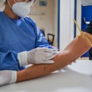 Україна розпочинає щеплення від коронавірусу та видаватиме паспорт вакцинації