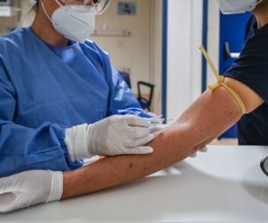 Україна розпочинає щеплення від коронавірусу та видаватиме паспорт вакцинації