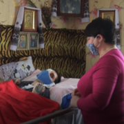 Українка, яка доглядає прикутого до ліжка сина, просить про допомогу. ВІДЕО