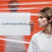Вчені повідомили, хто найбільше поширює коронавірус