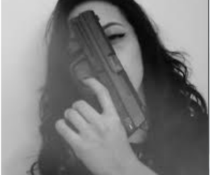 “Робила ефектне селфі”: під час фотосесії жінка вистрелила собі в груди з пістолета