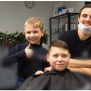 На Прикарпатті 9-річний хлопчик опанував перукарську справу і вже має постійних клієнтів (ВІДЕО)