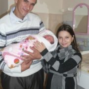 Українка ростом 132 сантиметри народила сина і розплакалась від щастя (фото)
