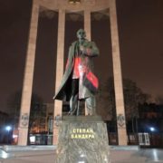 У Львові невідомі облили фарбою пам’ятник Степанові Бандері