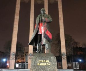 У Львові невідомі облили фарбою пам’ятник Степанові Бандері