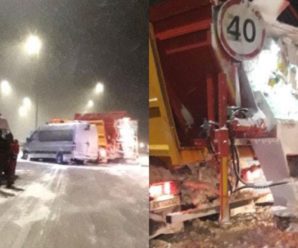 На трасі Київ-Чоп зіткнулися маршрутка і снігоочисна машина, є постраждалі