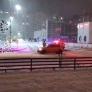 У Франківську позашляховик дрифтував на парковці “Арсену”: поліція спостерігала (відео)