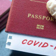 “Паспорти вакцинації стануть неминучими під час поїздок за кордон” – польські ЗМІ