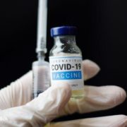 У Британії заявили про спад захворюваності COVID-19 після першого щеплення Pfizer
