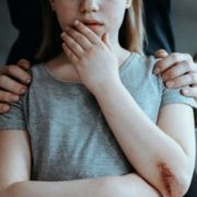 Зґвалтував 11 дівчаток за 15 років: поліція викрили педофіла, який організовував дитячі табори