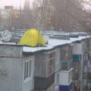Карлсон уже не той: в мережі обговорюють появу намету на даху багатоповерхівки на Івано-Франківщині