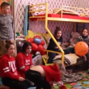 Франківка Олена Кузьменко самостійно виховує 17 дітей