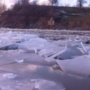 У річках Прикарпаття підніметься рівень води, рятувальники б’ють на сполох: крига тане