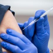 В Україні почали скаржитися на побічні реакції після вакцинації від COVID-19