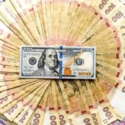 Курс долара в Україні досягне нових позначок: як і чому зміниться вартість