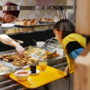 Табу на булочки з сосисками: у франківських їдальнях школярів частуватимуть їжею без цукру і майже без солі