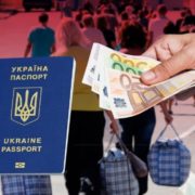 Податок на заробітчан: українців, які працюють за кордоном, зобов’язали подавати звіт до податкової