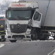 У Чехії смертельна аварія: українці на бусі врізались у вантажівку