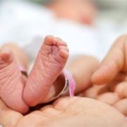 Немовля 20 хвилин не дихало після домашніх пологів: маля врятували медики