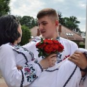 Ваня, оберігає свого сина й дружину, так само як і оберігав Україну: дружина загиблого воїна народила сина