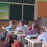 В українській школі познущалися з дівчинки, чия родина не змогла сплатити побори: “Води не дати дитині…”